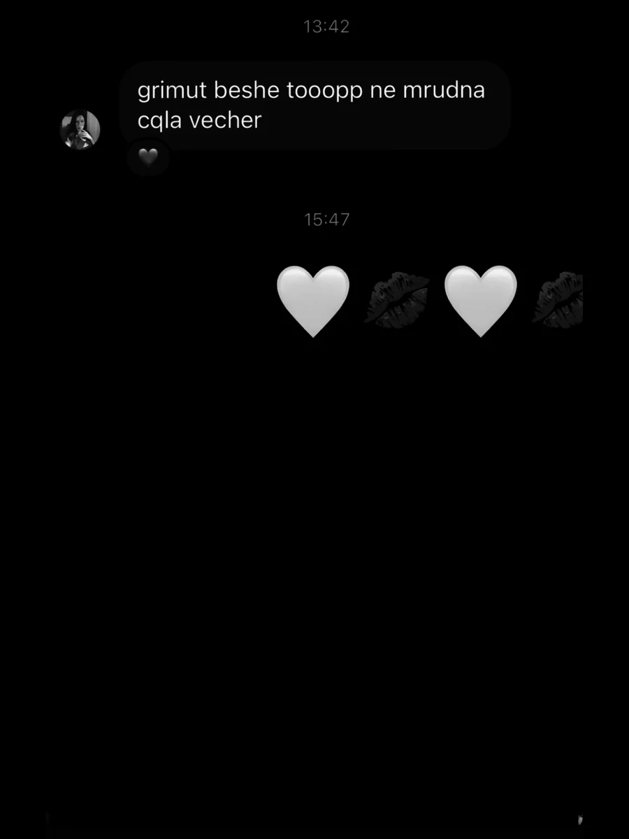 Отзив в Instagram, на латиница: „grimut beshe tooopp ne mrudna cqla vecher“ (гримът беше топ, не мръдна цяла вечер)